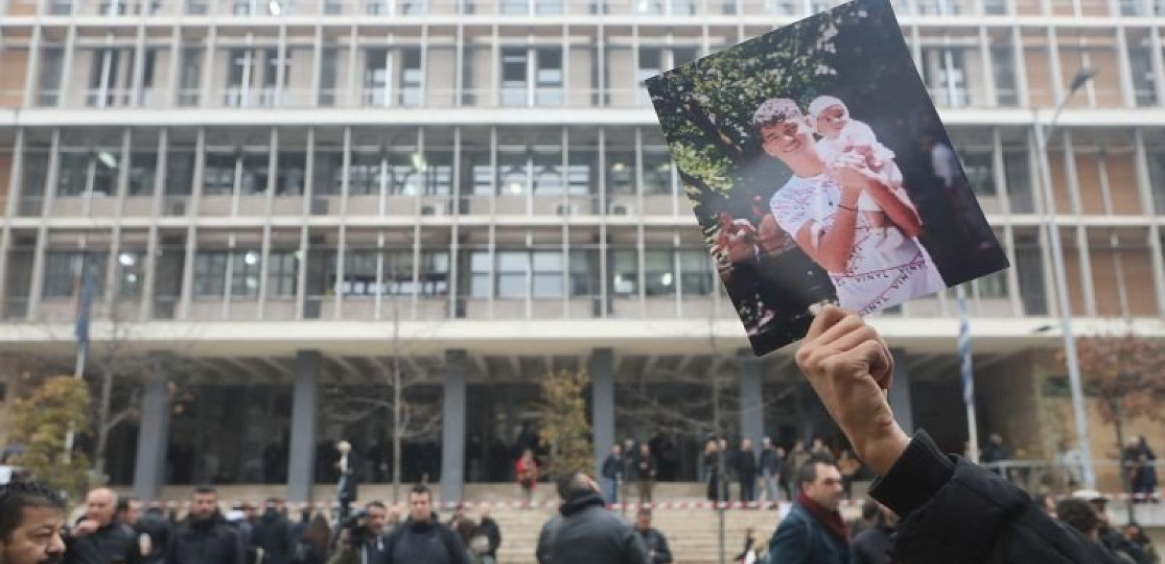 Θεσσαλονίκη: Έχασε τη μάχη ο 16χρονος Ρομά που πυροβολήθηκε από αστυνομικό - Εφτασε σε κωματώδη κατάσταση στο νοσοκομείο