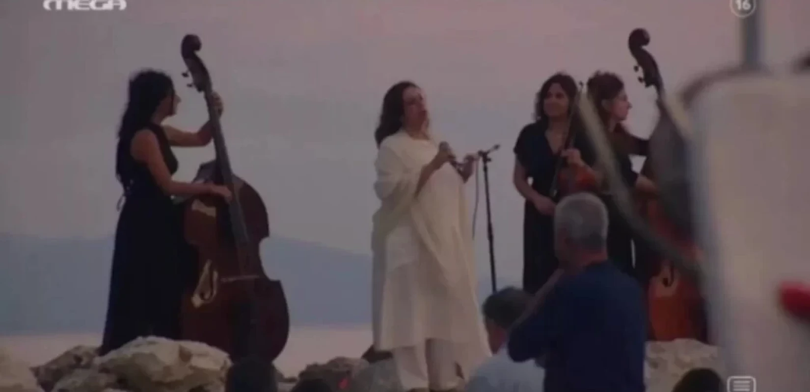 Maestro: Βίντεο από τα γυρίσματα της σκηνής που τραγουδά η Χαρούλα Αλεξίου  Maestro: Βίντεο από τα γυρίσματα της σκηνής που τραγουδά η Χαρούλα Αλεξίου