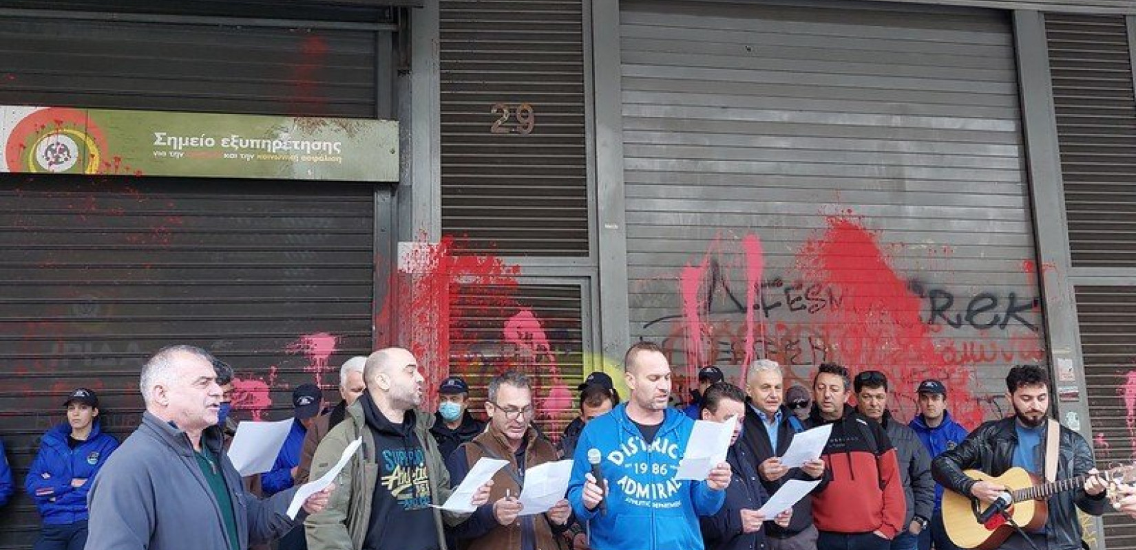 ΠΑΜΕ: Οι εργαζόμενοι της ΛΑΡΚΟ τα... έψαλλαν σε δύο υπουργεία (βίντεο)