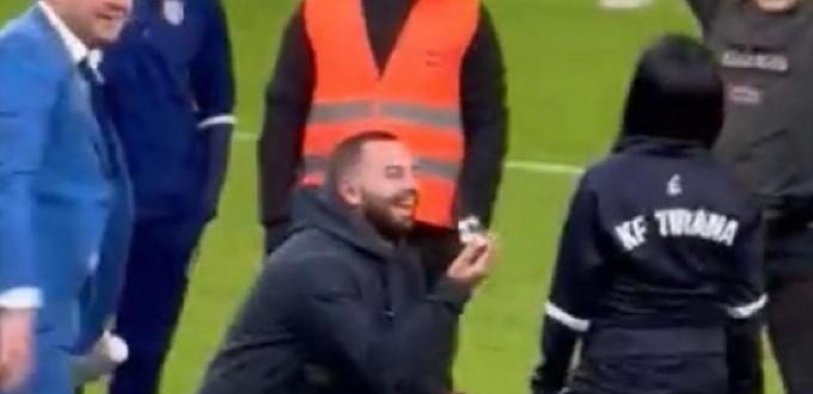 Αλβανία: Μπήκε στον αγωνιστικό χώρο και έκανε πρόταση γάμου στη σύντροφό του (βίντεο)