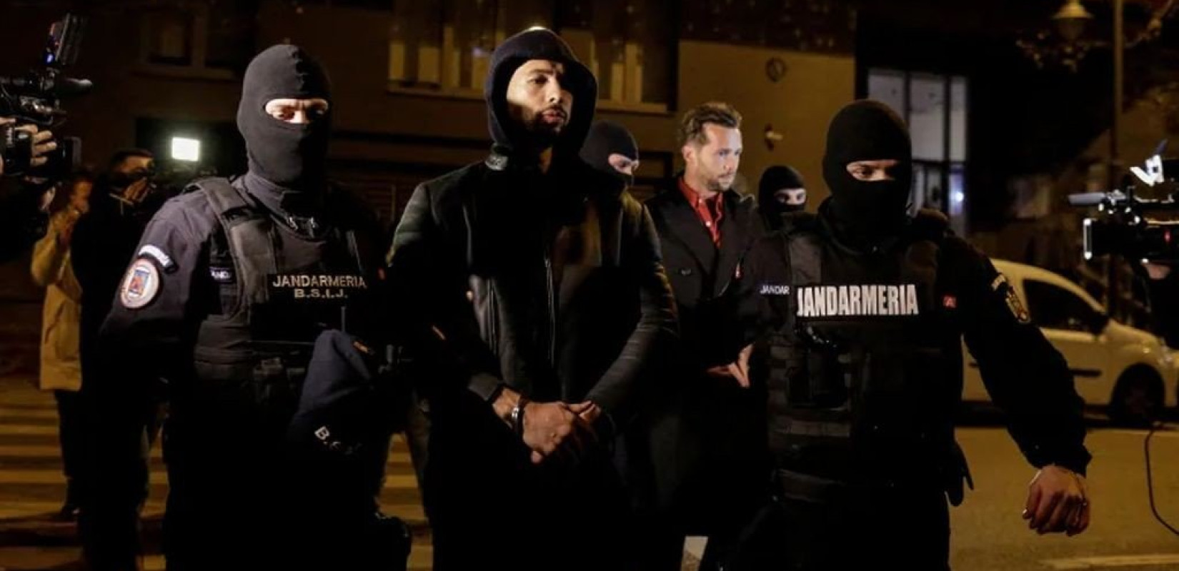 Συνέλαβαν τον kickboxer και influencer Άντριου Τέιτ στη Ρουμανία για trafficking (βίντεο) Συνέλαβαν τον kickboxer και influencer Άντριου Τέιτ στη Ρουμανία για trafficking (βίντεο)