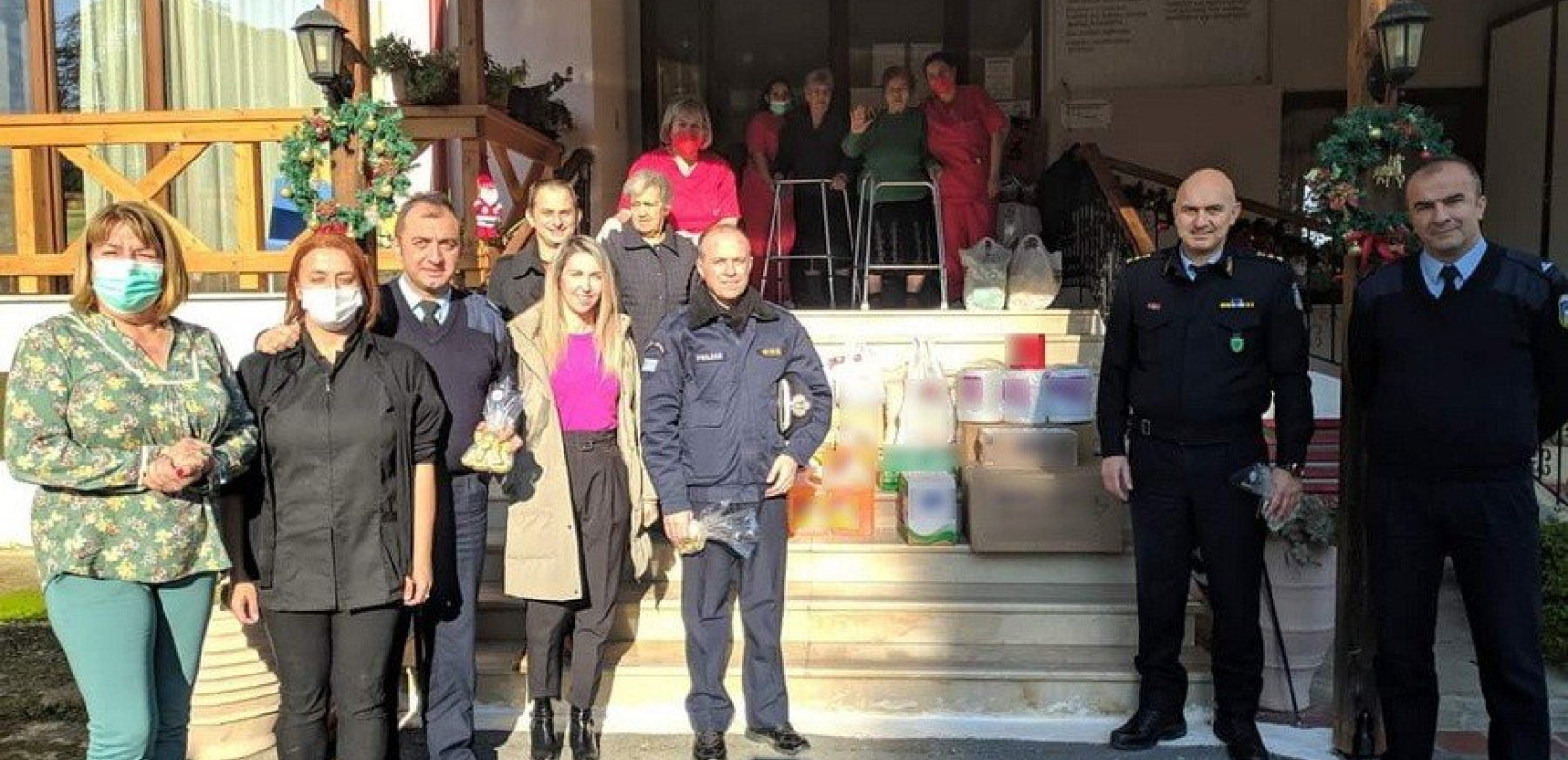 Προσφορά ειδών πρώτης ανάγκης από αστυνομικούς σε φιλανθρωπικά ιδρύματα στην Κεντρική Μακεδονία