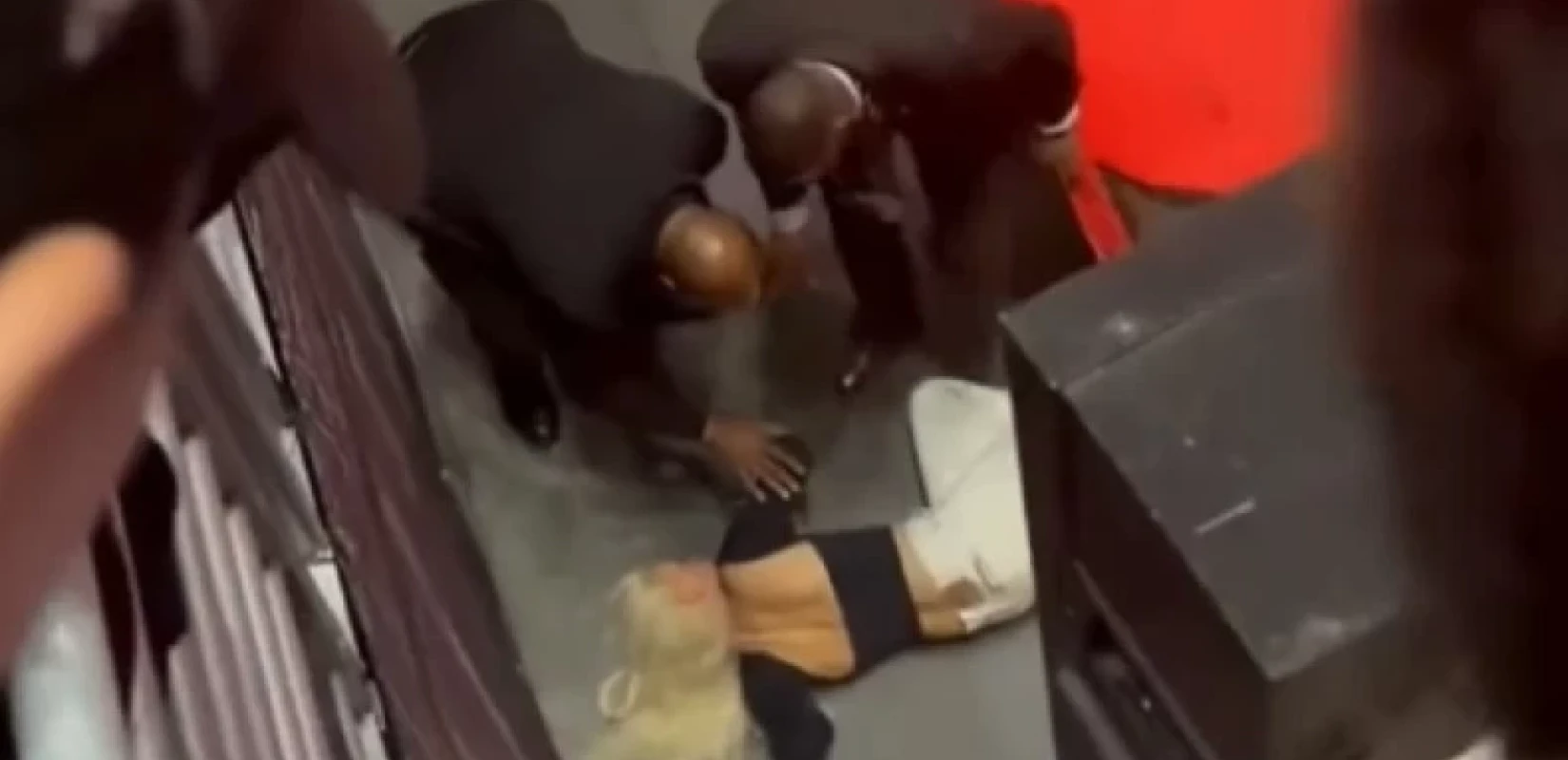 ΝΒΑ: Χάος στο γήπεδο των Κλίπερς με μπουνιές και βουτιά στο κενό για ένα T-Shirt (βίντεο)