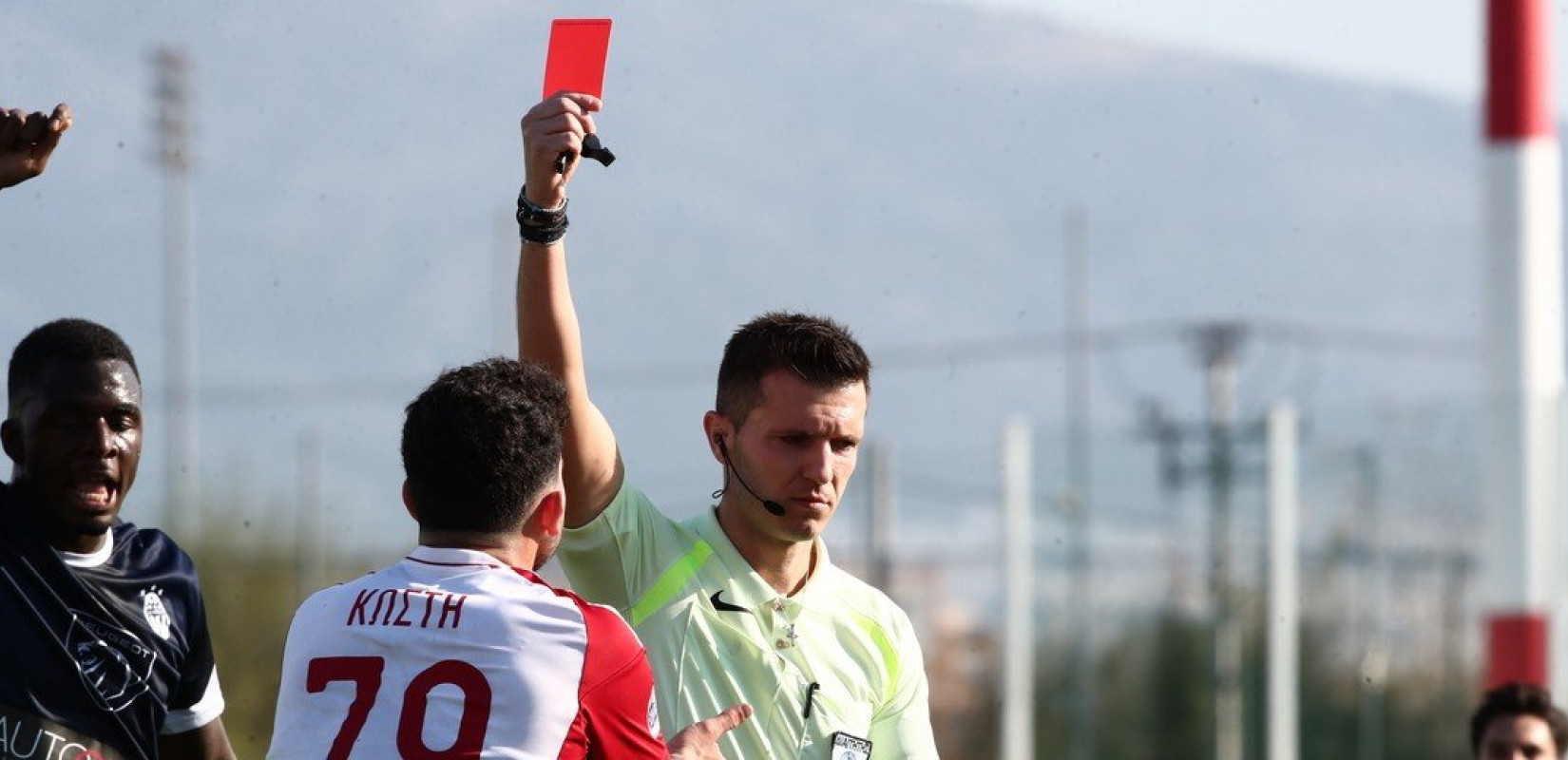 Χαμός στη Super League 2: Κόκκινη κάρτα, σύρραξη και διακοπή του αγώνα του Ολυμπιακού Β' με την Κηφισιά - Δείτε βίντεο 