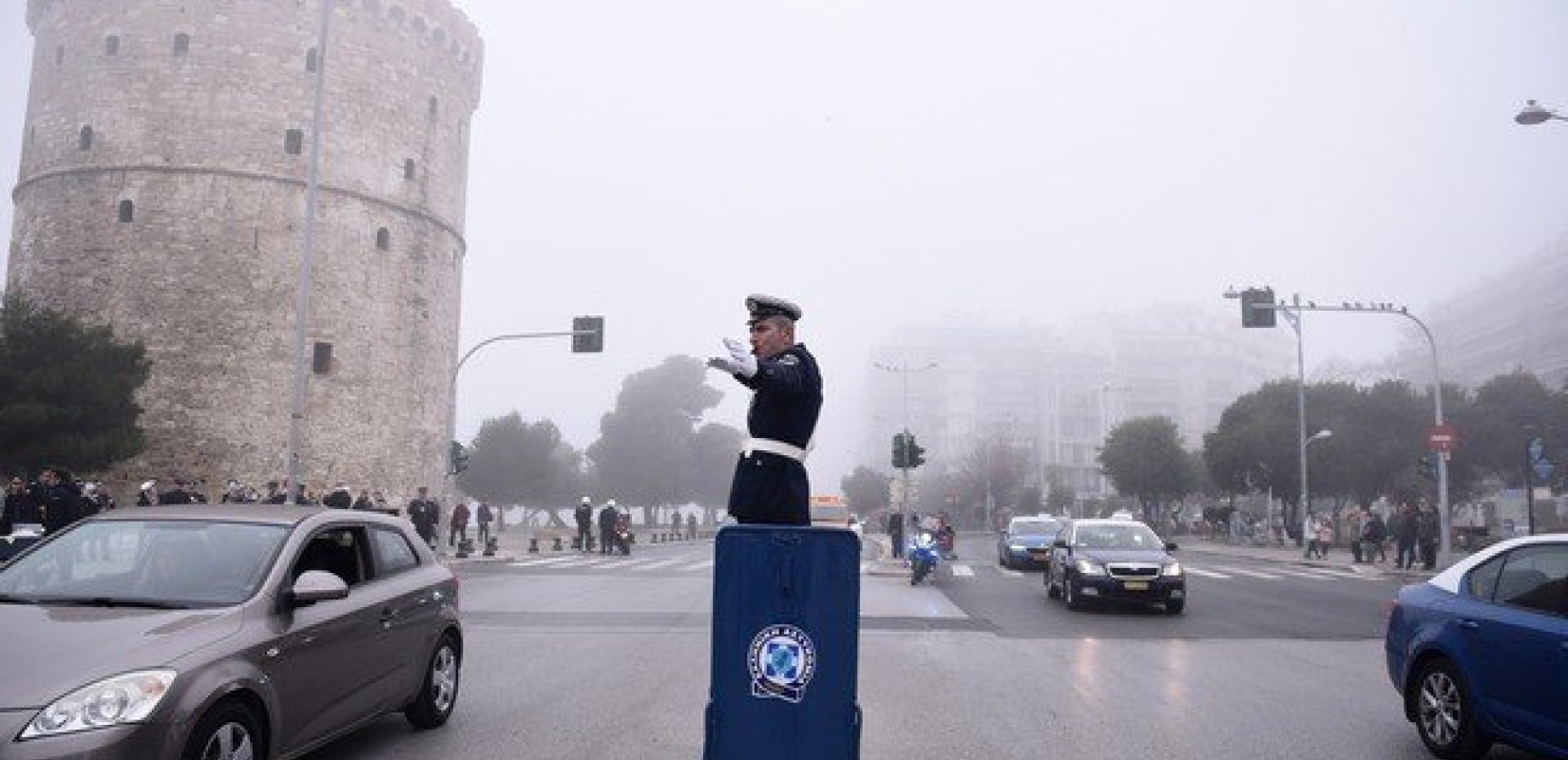 Θεσσαλονίκη: Στο «βαρέλι» του μπήκε ο τροχονόμος - Ρυθμίζει την κυκλοφορία, τιμώντας την παράδοση (βίντεο, φωτ.)