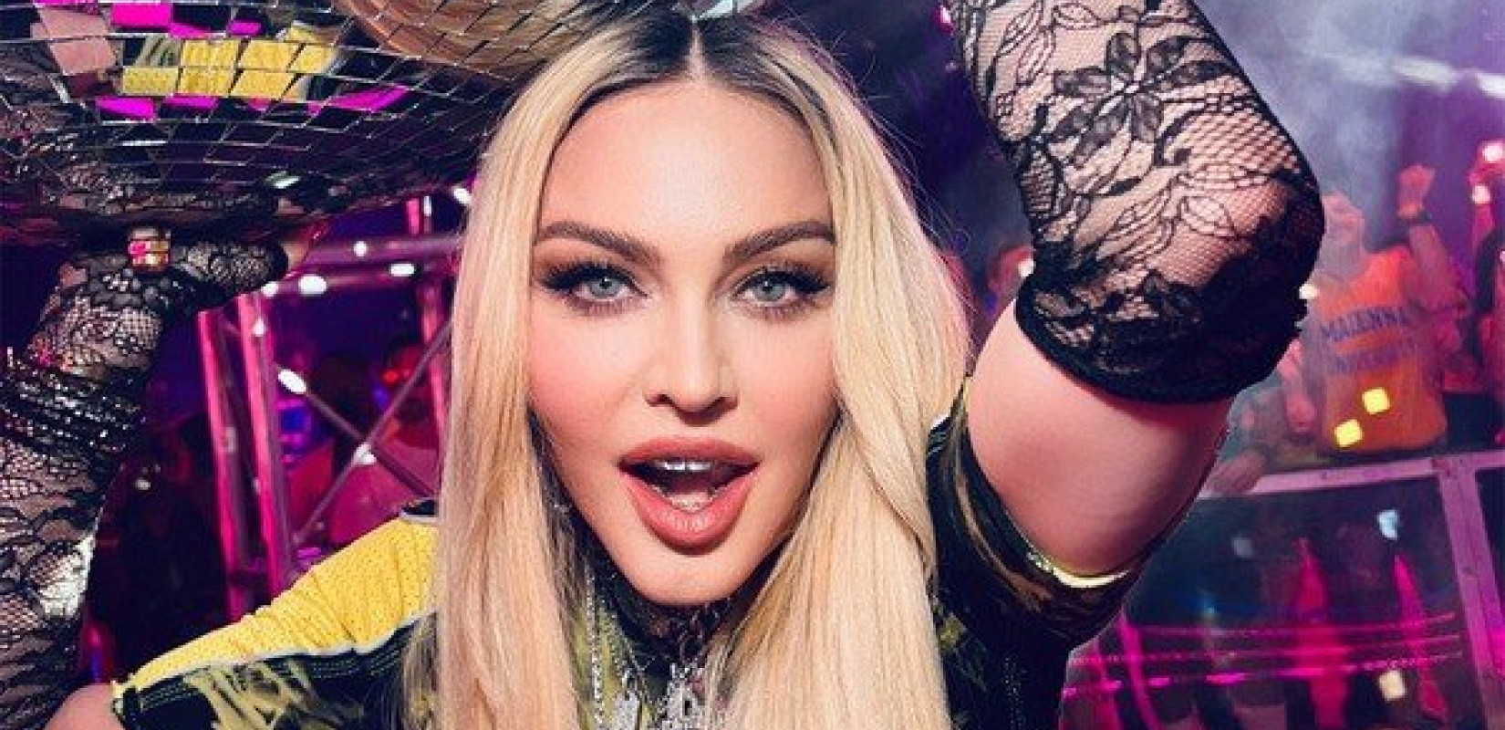 H Μαντόνα προκαλεί ξανά: Ποζάρει ως «Ιησούς» με 12 μαθήτριες - Δείτε φωτογραφίες 