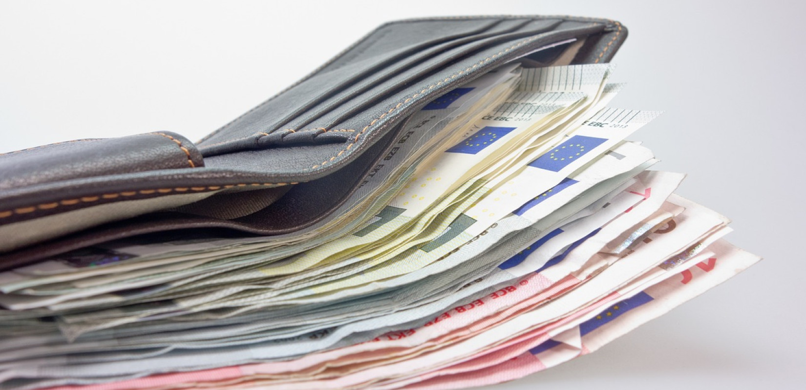 Ευρωβαρόμετρο: Το 86% των Ελλήνων δε μπορούν να πληρώσουν τους λογαριασμούς τους