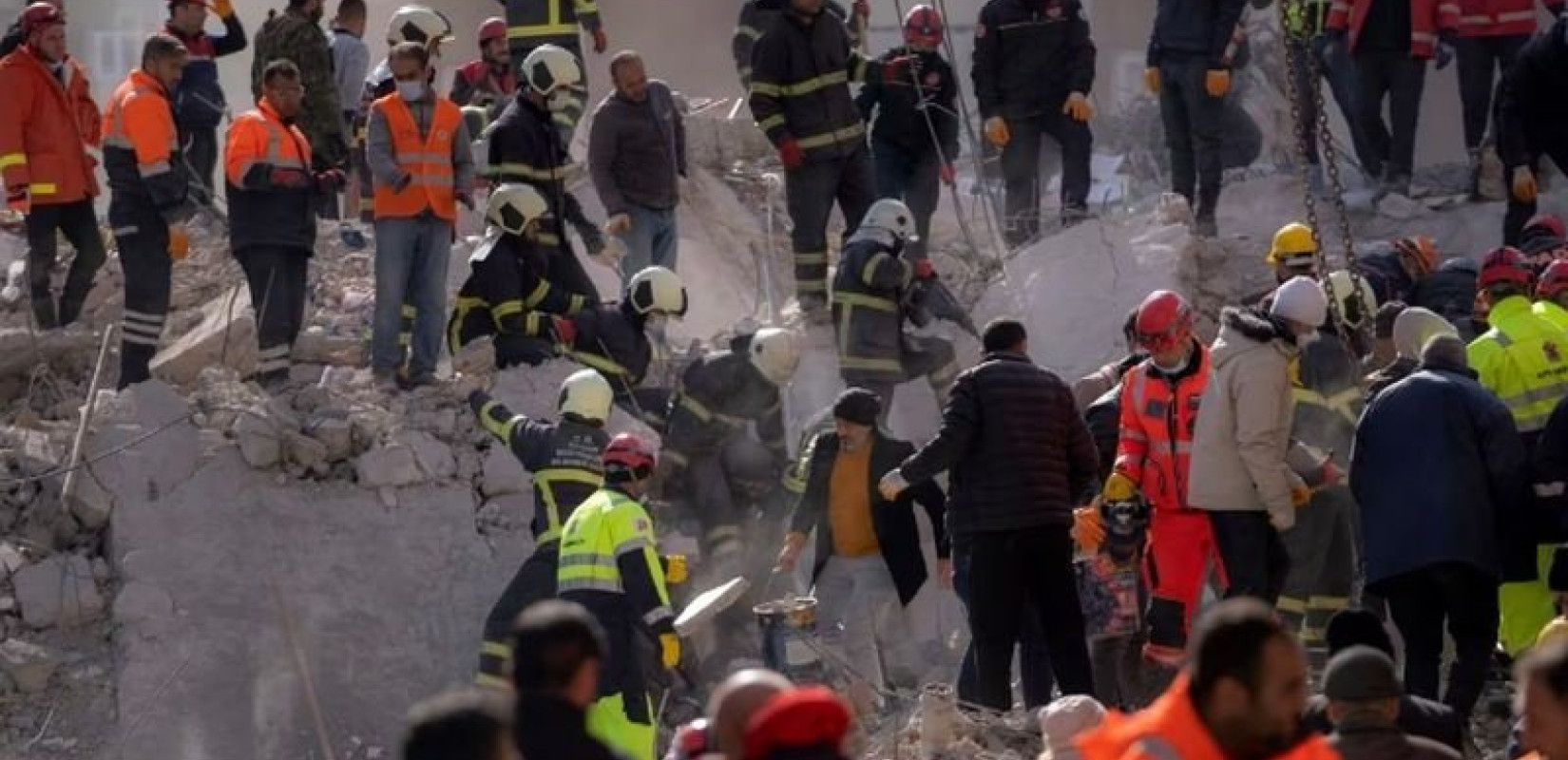 Σεισμός στην Τουρκία: Τρεις άνθρωποι διασώθηκαν έπειτα από 198 ώρες στα συντρίμμια (βίντεο)