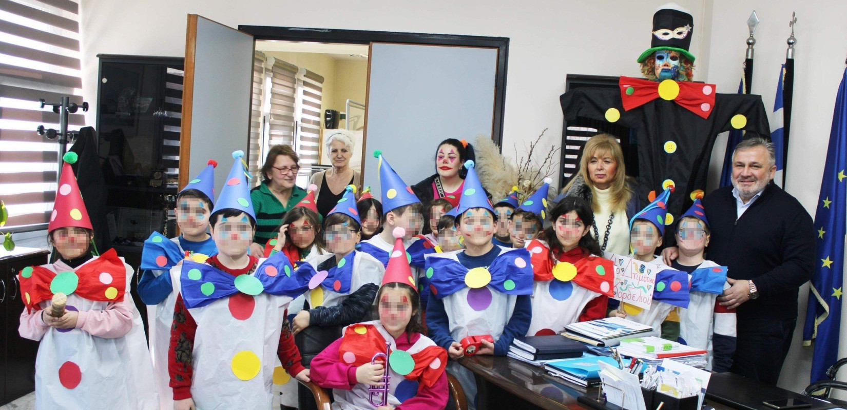 Οι μαθητές του  4ου Δ.Σ. Ελευθερίου Κορδελιού μετέφεραν το πνεύμα της Αποκριάς στο Δημαρχείο Οι μαθητές του  4ου Δ.Σ. Ελευθερίου Κορδελιού μετέφεραν το πνεύμα της Αποκριάς στο Δημαρχείο