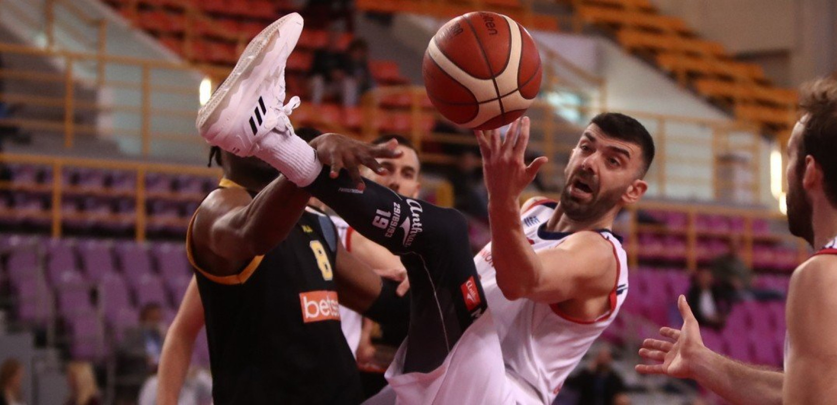 Φάιναλ-8 κυπέλλου μπάσκετ: Η ΑΕΚ του Champions League απέκλεισε με τα χίλια ζόρια τον Πανιώνιο της Β' εθνικής (βίντεο)