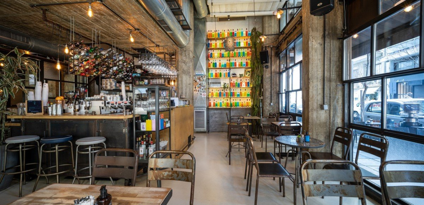 «Pantheon Bar»: Ένα από τα πιο ιστορικά café - bars της Θεσσαλονίκης, συνεχίζει να μοιράζει… strong feelings