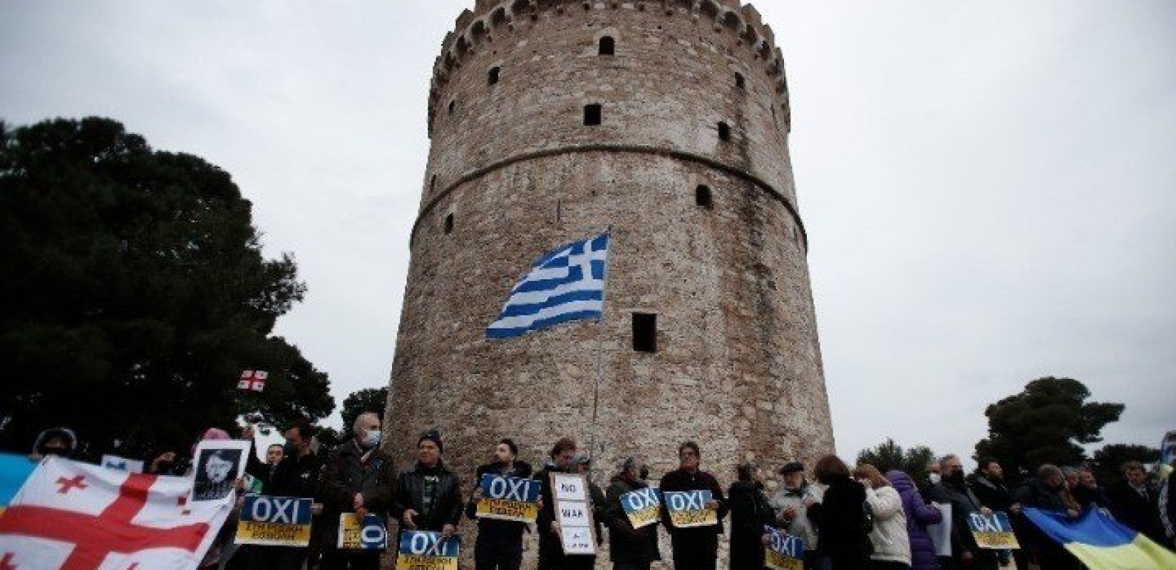 Ανθρώπινες αντιπολεμικές «αλυσίδες» γύρω από το Λευκό Πύργο ενάντια στην εισβολή στην Ουκρανία