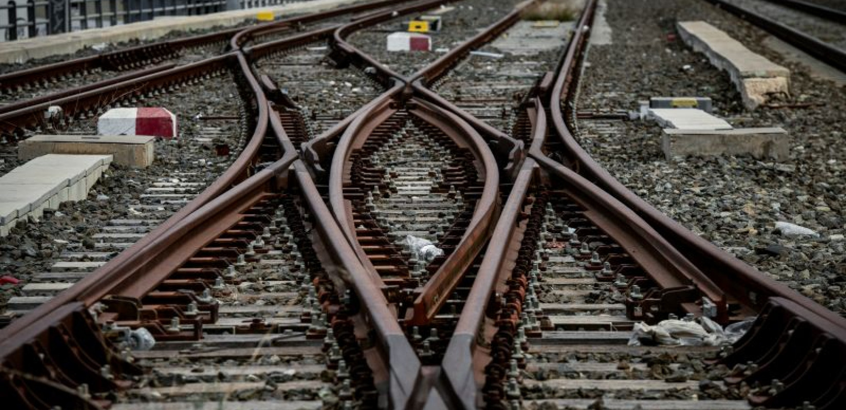 Σύγκρουση εμπορικής αμαξοστοιχίας με φορτηγό στο τελωνείο της Οινόης