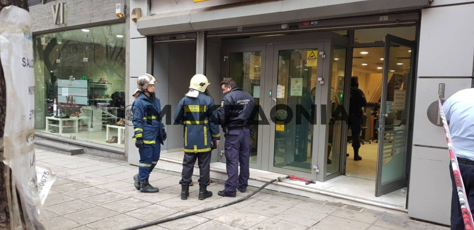 Θεσσαλονίκη: Άντρας απειλεί να βάλει φωτιά σε υποκατάστημα της τράπεζας Πειραιώς στην Αντιγονιδών (Φωτ.)