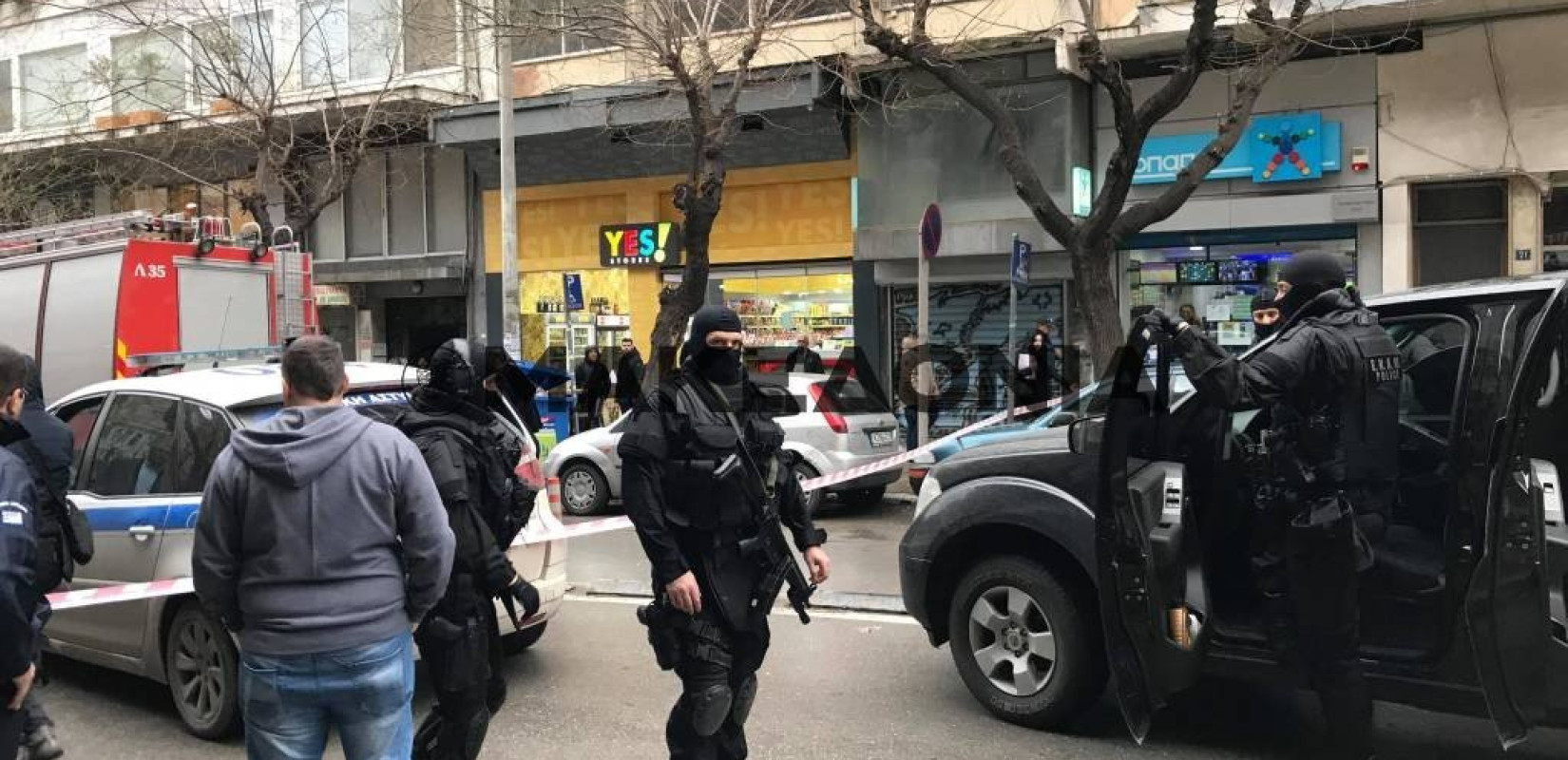 Θεσσαλονίκη: Παραδόθηκε ο άνδρας που απειλούσε να βάλει φωτιά σε υποκατάστημα της Πειραιώς στην Αντιγονιδών