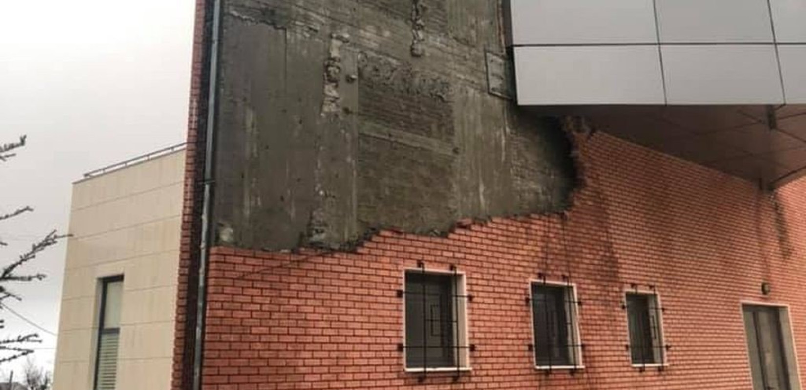 Κατέρρευσε η επένδυση τοίχου του δικαστικού μεγάρου Πολυγύρου