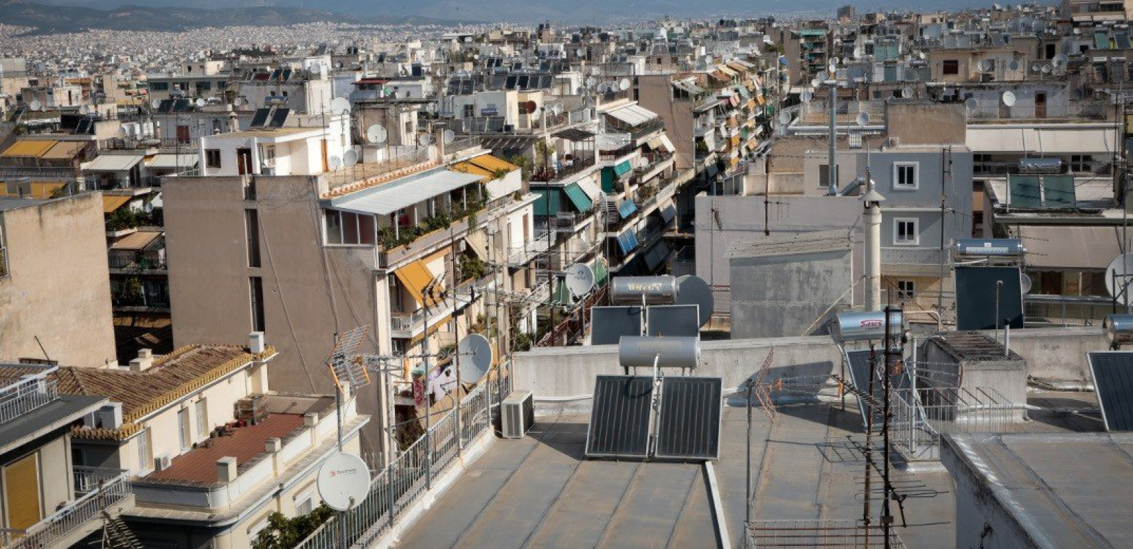 Χαλαρώνει το νομοθετικό πλαίσιο για την εγκατάσταση φωτοβολταϊκών στις ταράτσες πολυκατοικιών