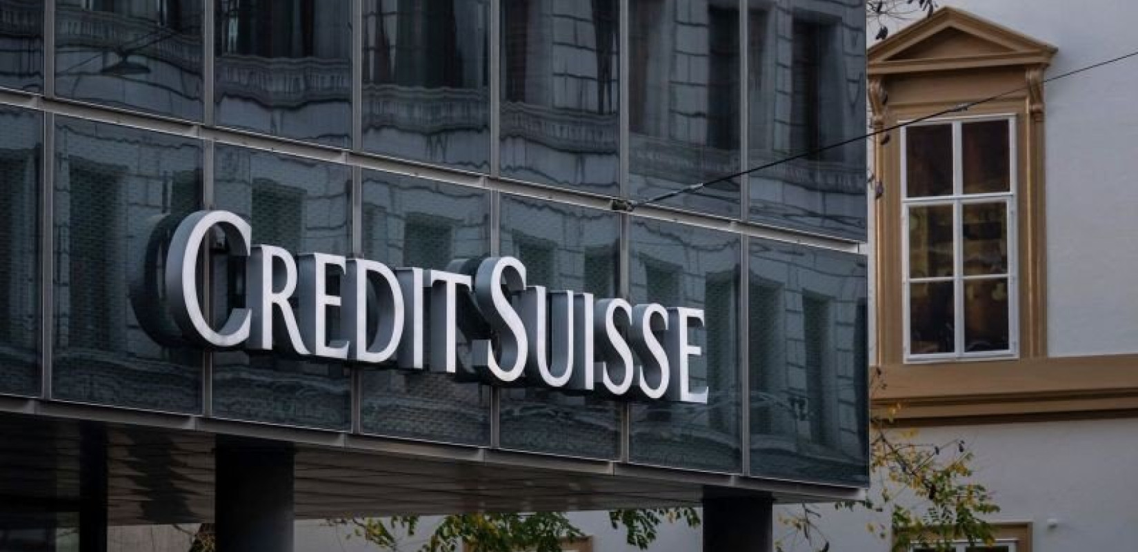 Πιέζεται η UBS να εξαγοράσει σήμερα την ελβετική Credit Suisse 