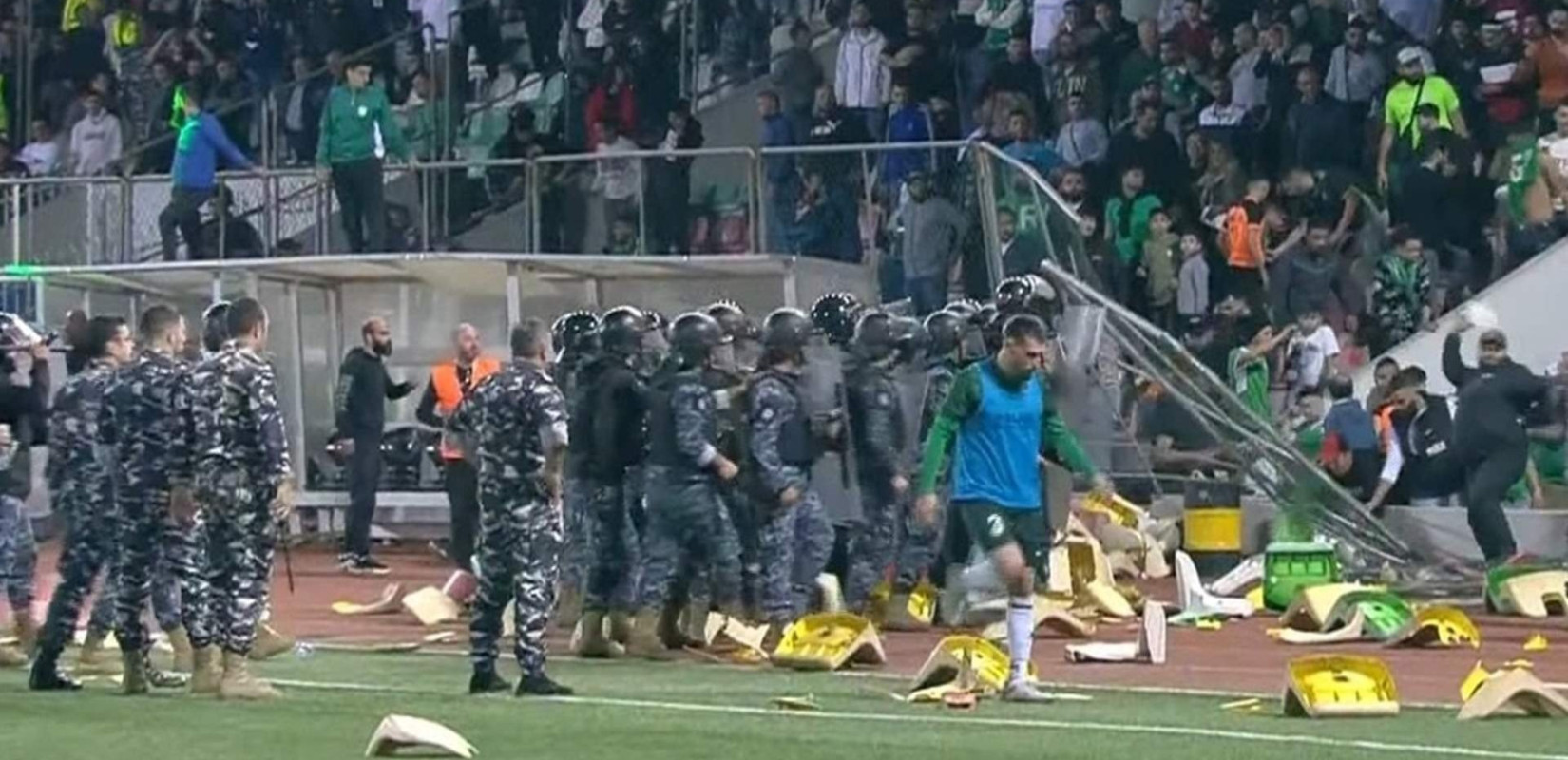 Άγρια επεισόδια και διακοπή σε ποδοσφαιρικό ντέρμπι στο Λίβανο (βίντεο)