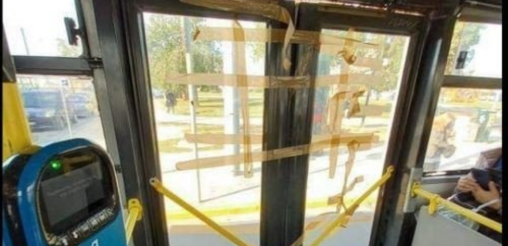 Αθήνα: Πόρτα λεωφορείου ξεκόλλησε εν κινήσει και τη συγκράτησαν με ταινία! Αθήνα: Πόρτα λεωφορείου ξεκόλλησε εν κινήσει και τη συγκράτησαν με ταινία!