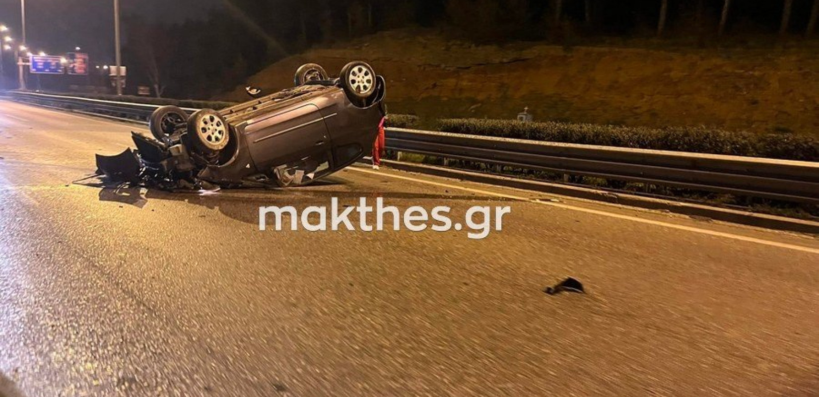 Θεσσαλονίκη: Γλίτωσε τα χειρότερα παρέα νεαρών στην περιφερειακή - Πως τούμπαρε το αυτοκίνητό τους (φωτ.)