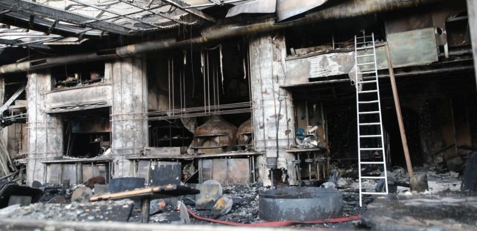 Πυρκαγιά σε εστιατόριο στη Νέα Σμύρνη - Απεγκλωβίστηκαν πέντε άτομα (βίντεο, φωτ.) Πυρκαγιά σε εστιατόριο στη Νέα Σμύρνη - Απεγκλωβίστηκαν πέντε άτομα (βίντεο, φωτ.)