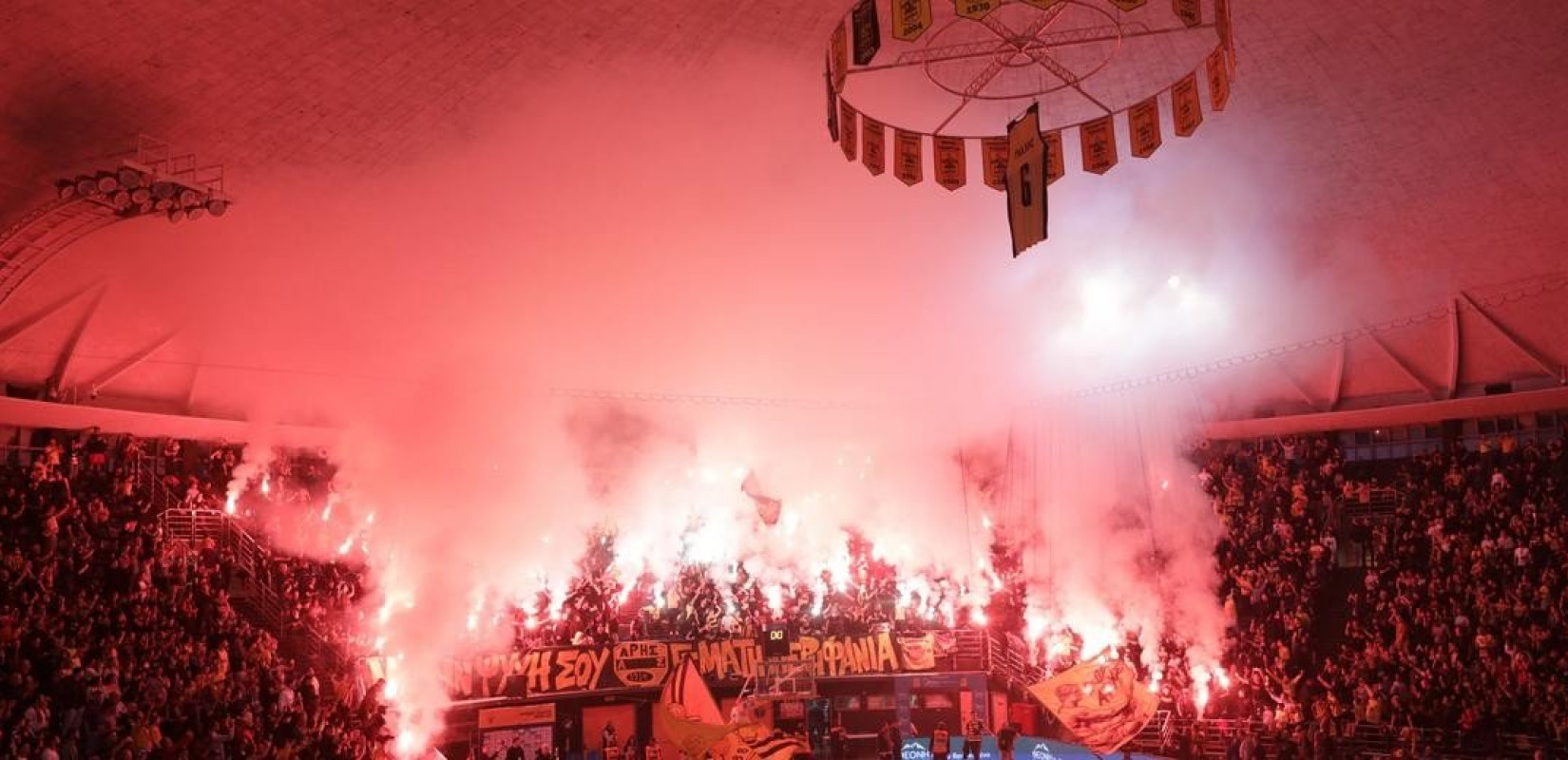 «Χρόνια πολλά, αγάπη μου γλυκιά…»: Με 109 πυρσούς γιόρτασαν οι φίλοι του Άρη και έκαναν «ηφαίστειο» το Παλέ (βίντεο)