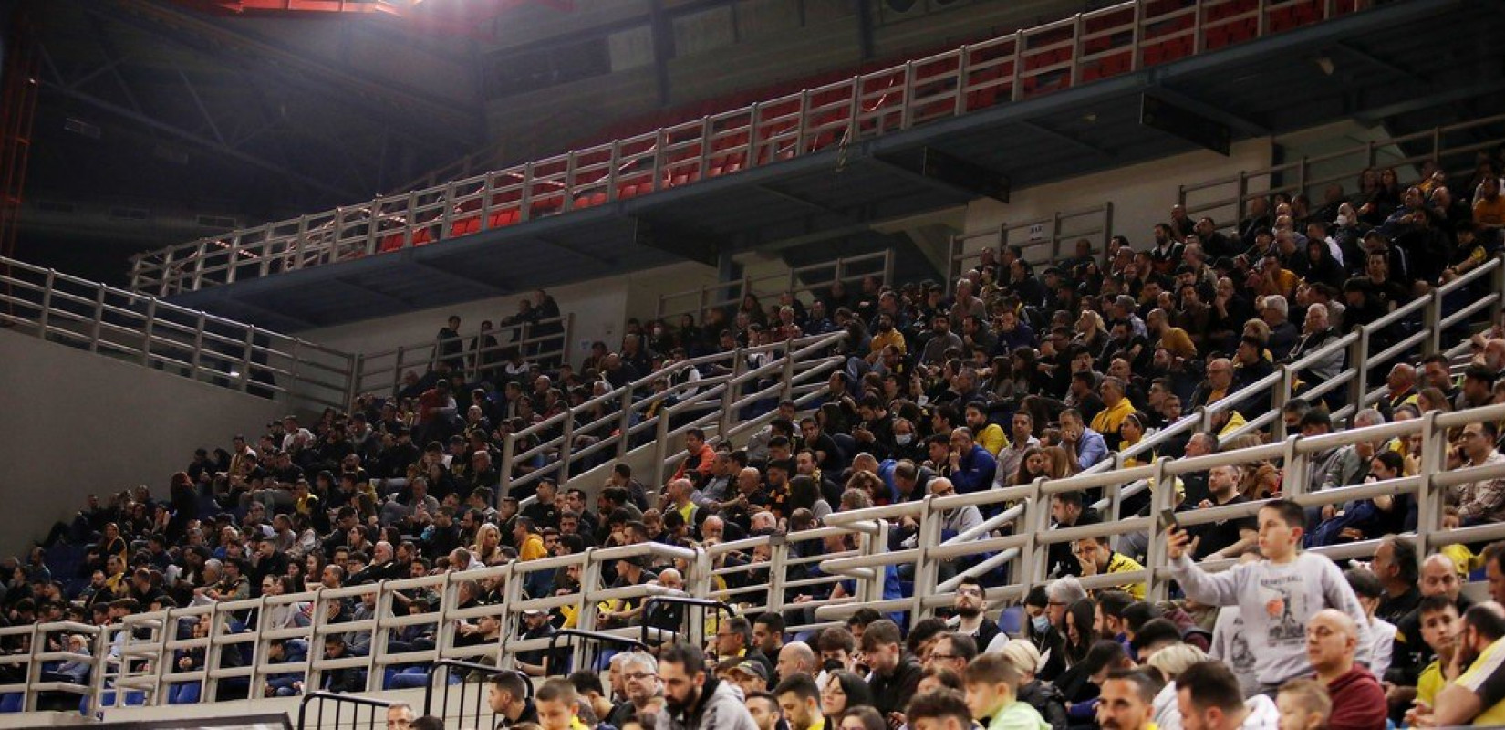 Απίστευτο και όμως ελληνικό: Συνελήφθη... αστυνομικός για χειρονομίες προς τους οπαδούς της ΑΕΚ!