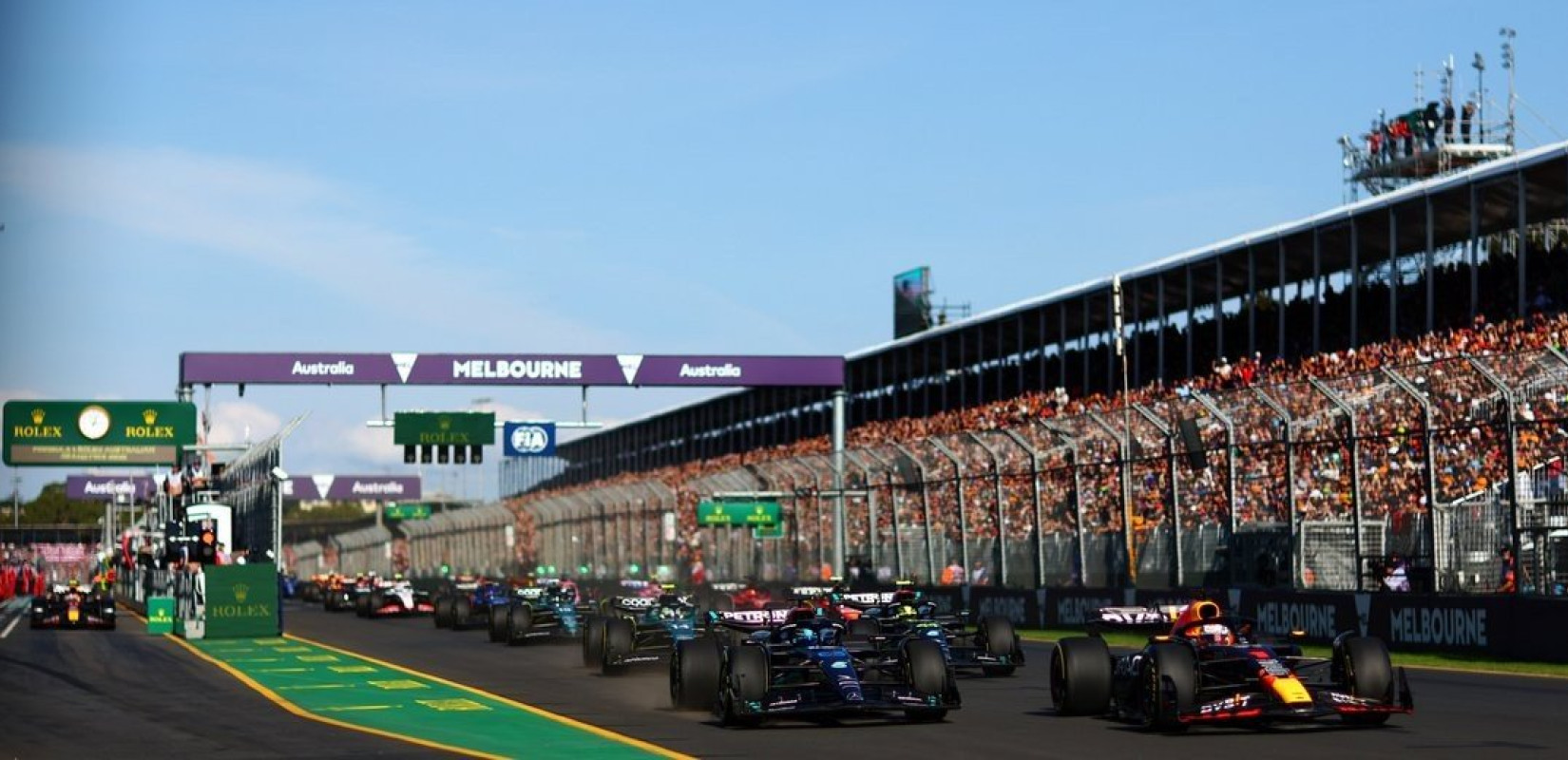 Φόρμουλα 1: Θεατές στην Αυστραλία μπήκαν στην πίστα εν ώρα αγώνα για να βγάλουν φωτογραφίες (βίντεο)