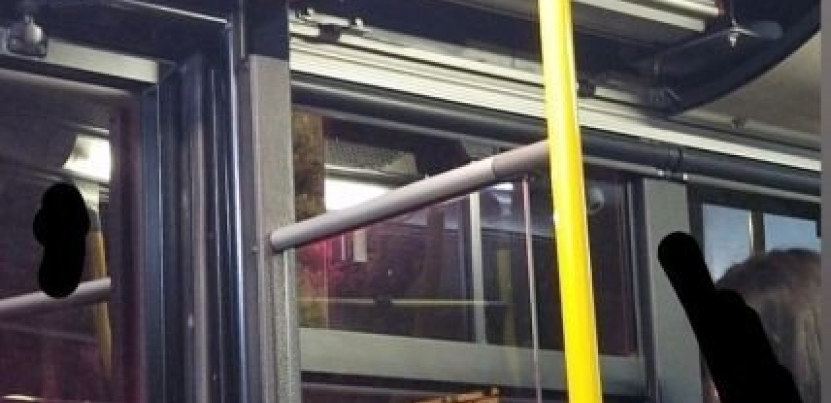 Αθήνα - Παρά λίγο ατύχημα σε λεωφορείο: Κατέρρευσε κομμάτι οροφής και έπεσε πάνω στους επιβάτες Αθήνα - Παρά λίγο ατύχημα σε λεωφορείο: Κατέρρευσε κομμάτι οροφής και έπεσε πάνω στους επιβάτες