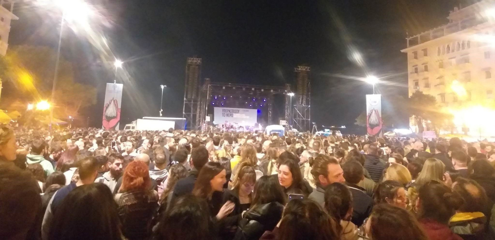 Συναυλία για το  νερό: Πλημμύρισε πάθος και παλμό η πλατεία Αριστοτέλους
