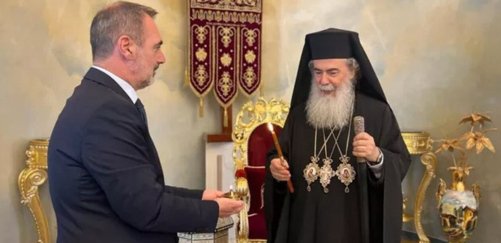 Παραδόθηκε στην ελληνική αποστολή το Άγιο Φως Παραδόθηκε στην ελληνική αποστολή το Άγιο Φως