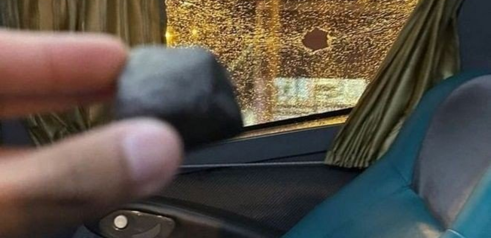 Οπαδοί μπέρδεψαν τα πούλμαν και έριξαν πέτρες στο λεωφορείο της ομάδας τους (βίντεο)