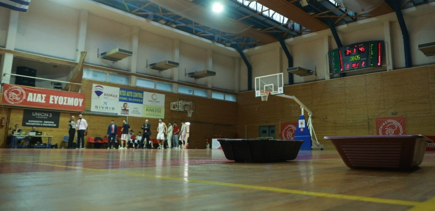 Θεσσαλονίκη: Το ΔΑΚ Ευόσμου... έσταζε και διεκόπη ο αγώνας μπάσκετ μεταξύ Αίαντα και Ερμή Σχηματαρίου - Δείτε φωτογραφίες