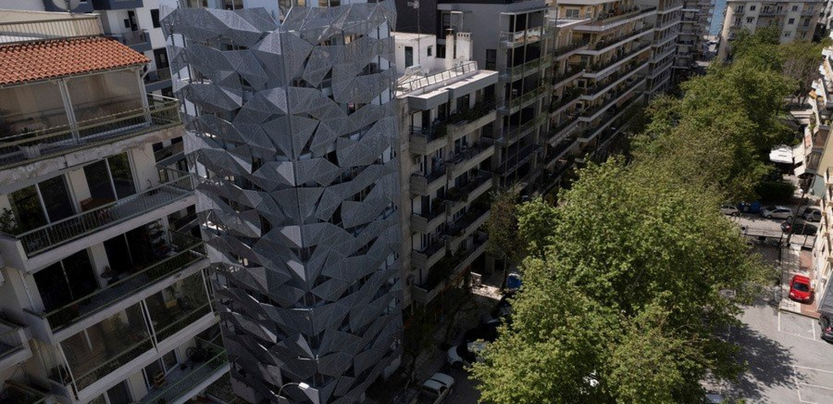 Θεσσαλονίκη: To κτίριο που αλλάζει χρώμα ανάλογα με τις διαθέσεις του καιρού (φωτ.)