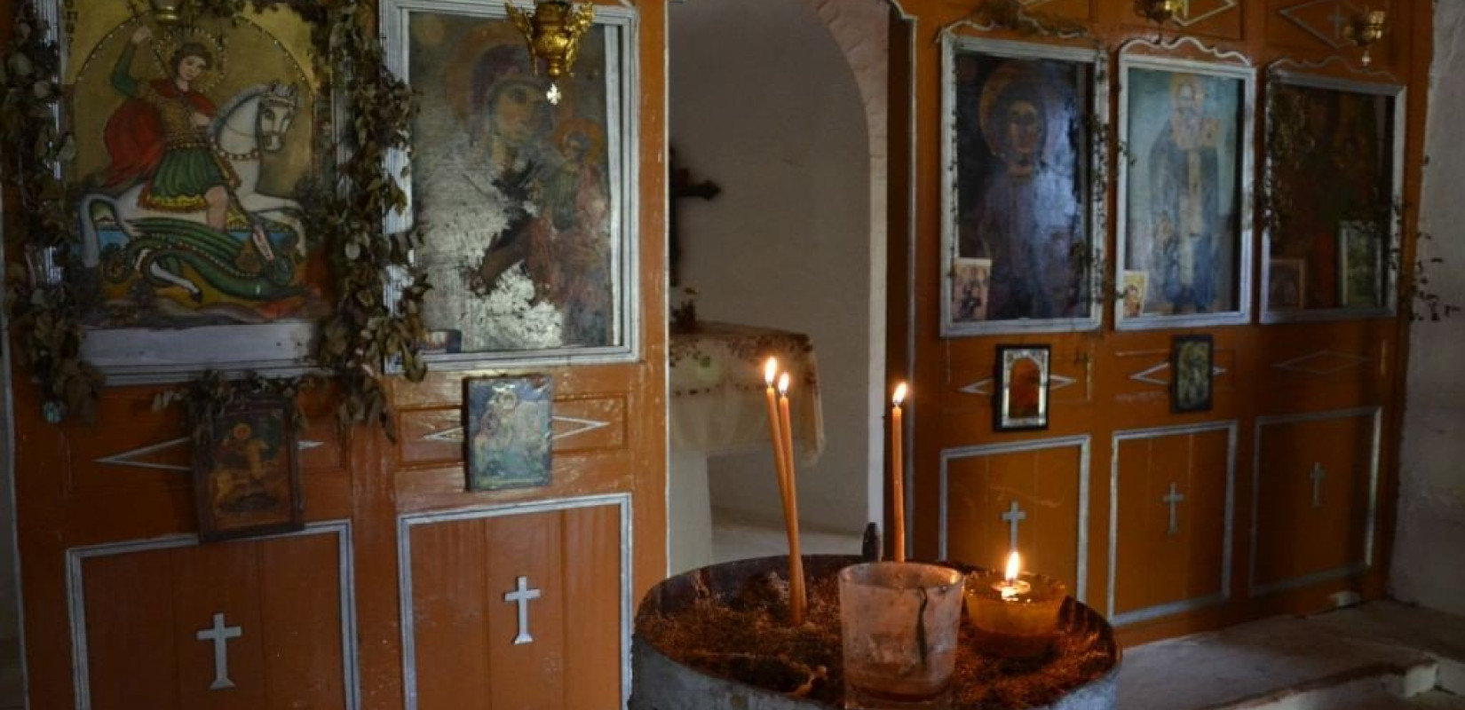 Ο Άη Γιώργης των Λεπρών στέκει μόνος και ερειπωμένος στη Λέσβο
