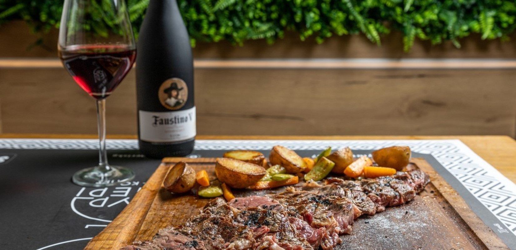 «Μαύρο Πιπέρι»: Για ψητά, κοπές και χειροποίητους μεζέδες… που παίρνουν άριστα