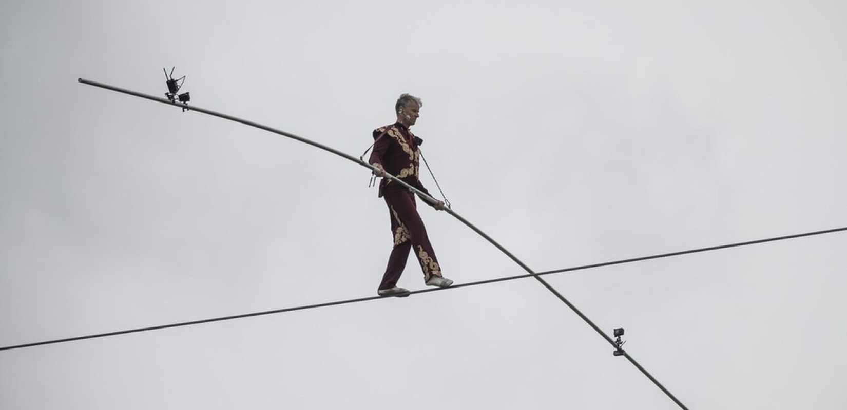 Ακροβάτης διέσχισε το Δούναβη σε τεντωμένο σχοινί και χωρίς δίχτυ ασφαλείας (βίντεο)