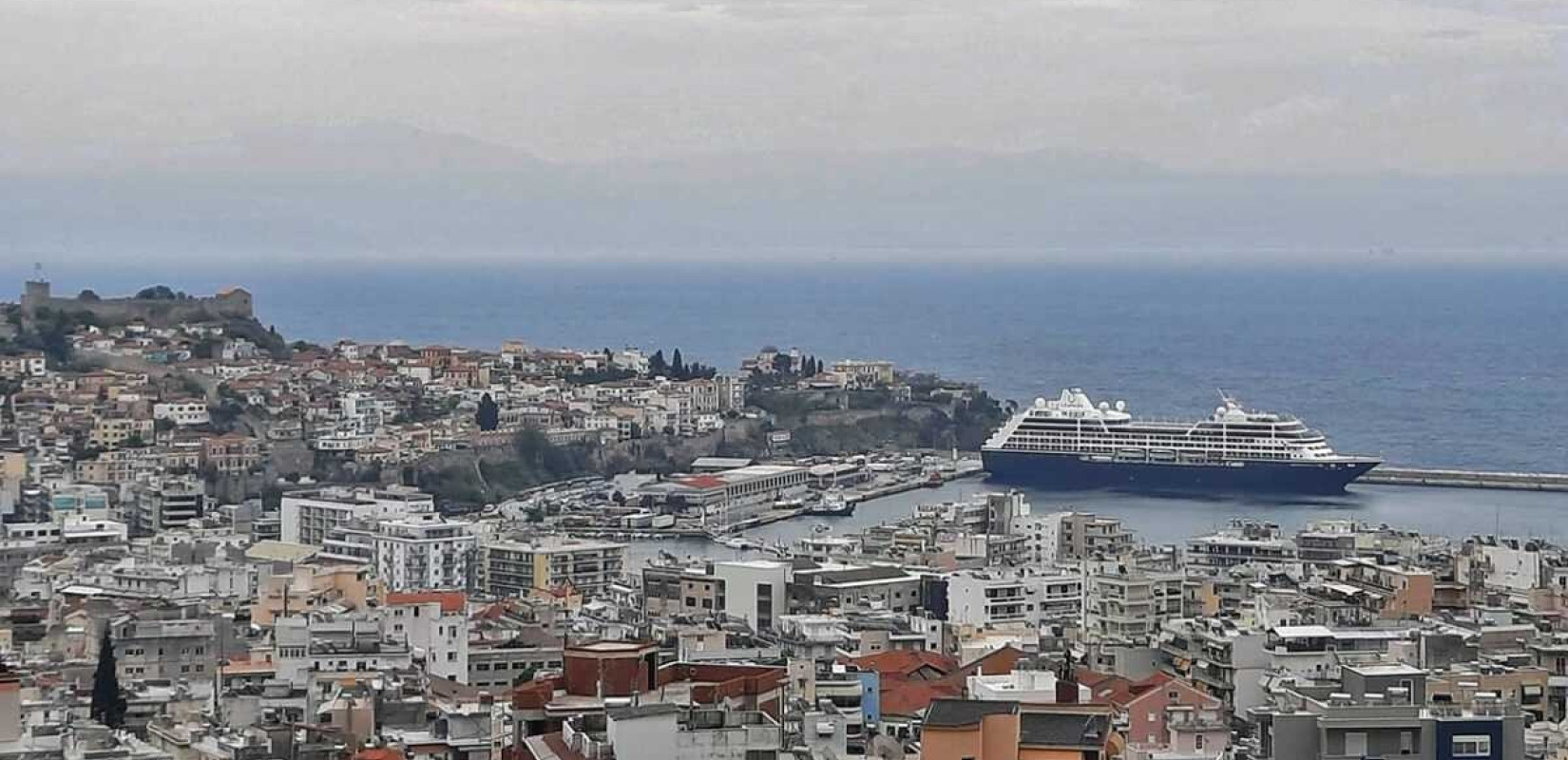 Στο λιμάνι της Καβάλας το κρουαζιερόπλοιο AZAMARA PURSUIT (φωτ.)