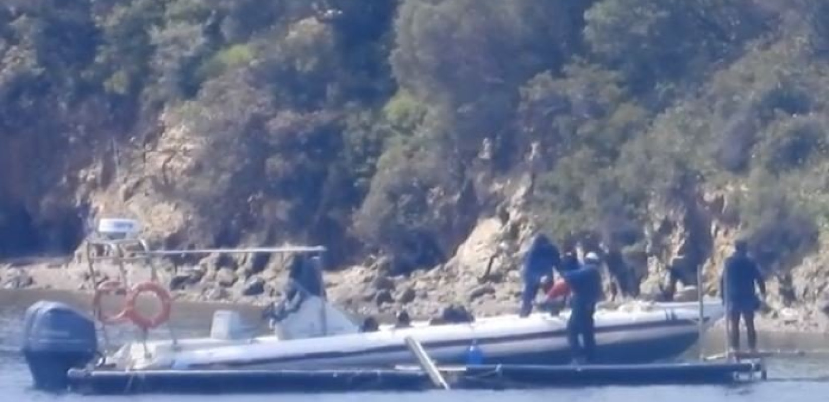 Βίντεο ντοκουμέντο των New York Times δείχνει το ελληνικό λιμενικό να παρατάει πρόσφυγες στη θάλασσα