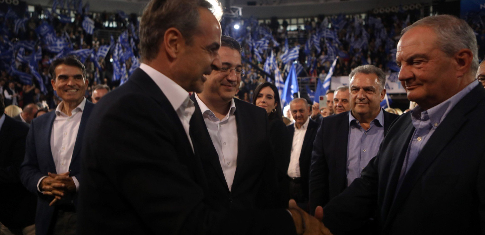 Ομιλία Μητσοτάκη στο Παλέ: Ο Σαββόπουλος, ο Γκάλης, ο Καραμανλής και οι selfies Ομιλία Μητσοτάκη στο Παλέ: Ο Σαββόπουλος, ο Γκάλης, ο Καραμανλής και οι selfies