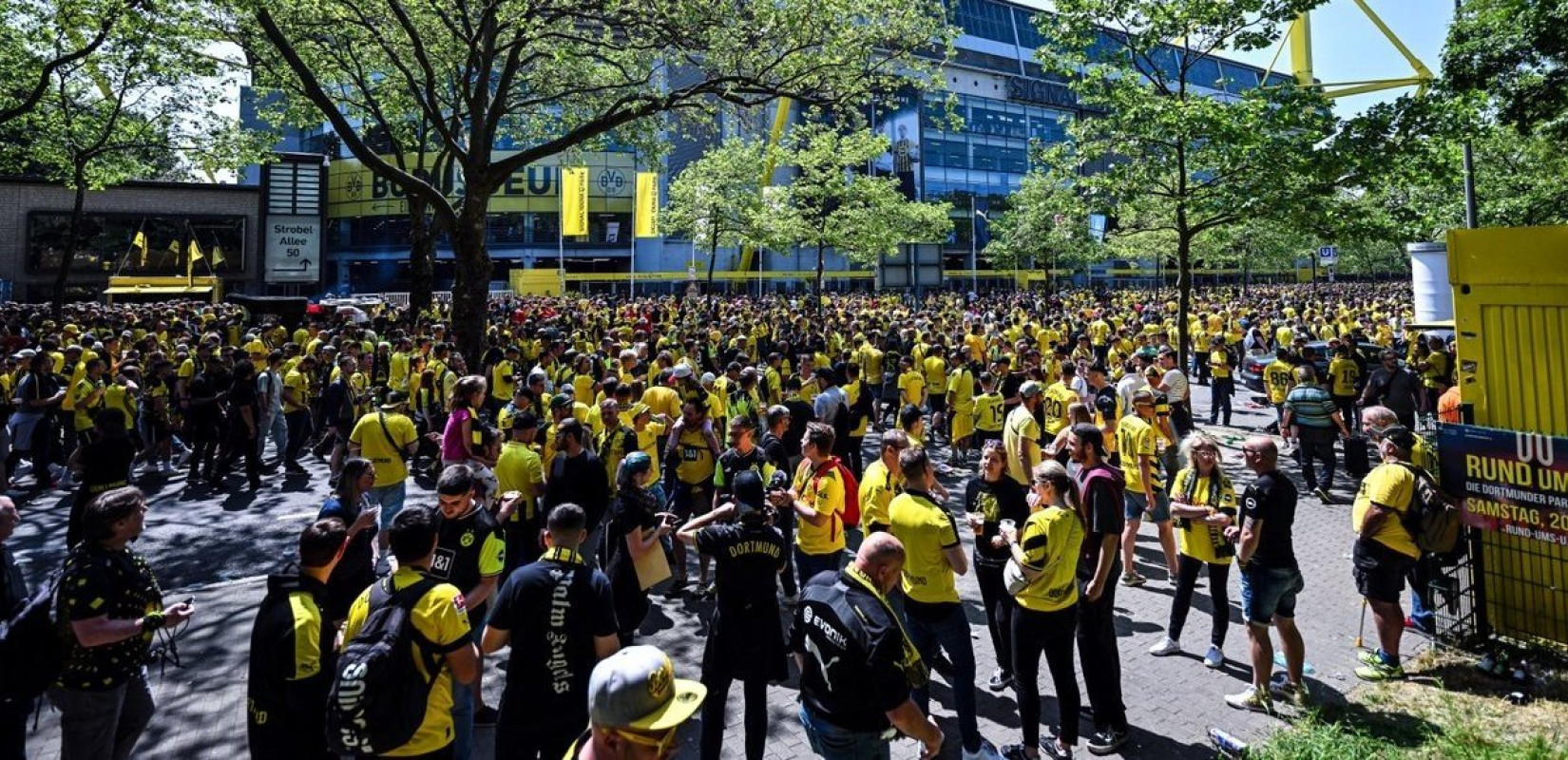 Γερμανία: Ιστορική μέρα για την Μπορούσια Ντόρτμουντ - Με πορεία στο γήπεδο χιλιάδες φίλαθλοι (βίντεο)
