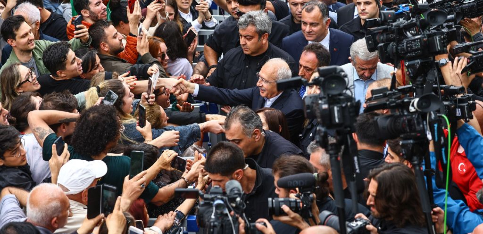 Οι Τούρκοι ψηφίζουν και μιλούν για τις επιλογές τους Οι Τούρκοι ψηφίζουν και μιλούν για τις επιλογές τους