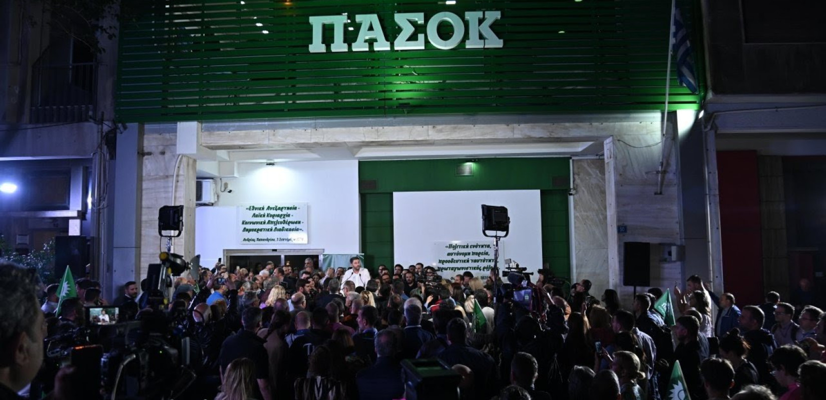 Χαμόγελα έφεραν στο ΠΑΣΟΚ οι... 220.000 περισσότεροι ψηφοφόροι σε σχέση με τις εκλογές του 2019
