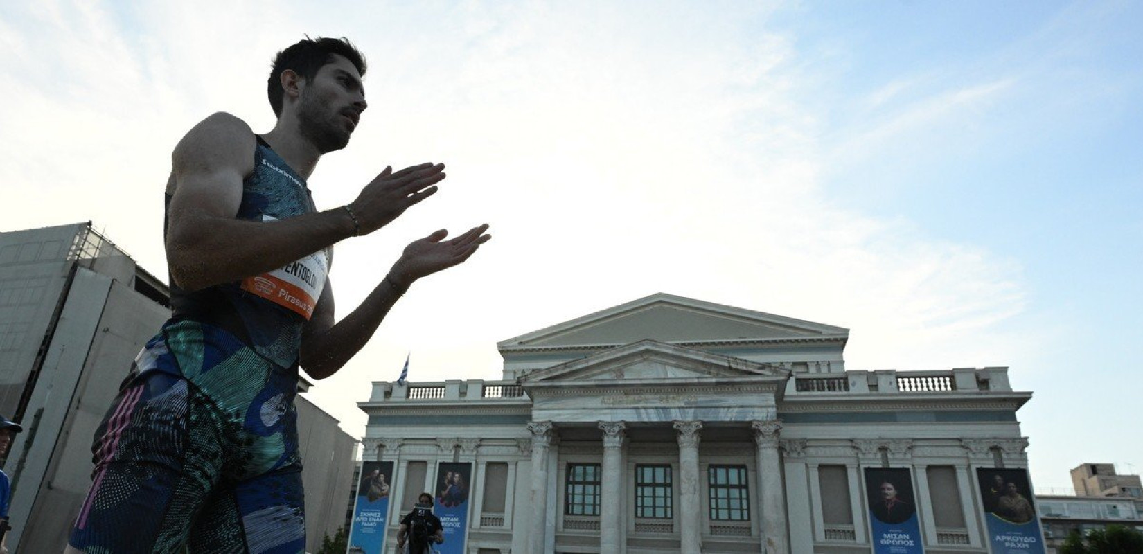 «Τώρα θα πρέπει να βγω μάλλον φωτογραφίες με όλους»: Η επική ατάκα του Τεντόγλου για τον κόσμο που τον αποθέωσε στον Πειραιά