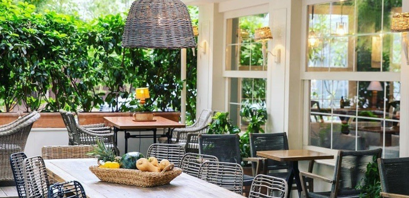 Καλοκαίρι στο «Deseo» με την καταπράσινη αυλή