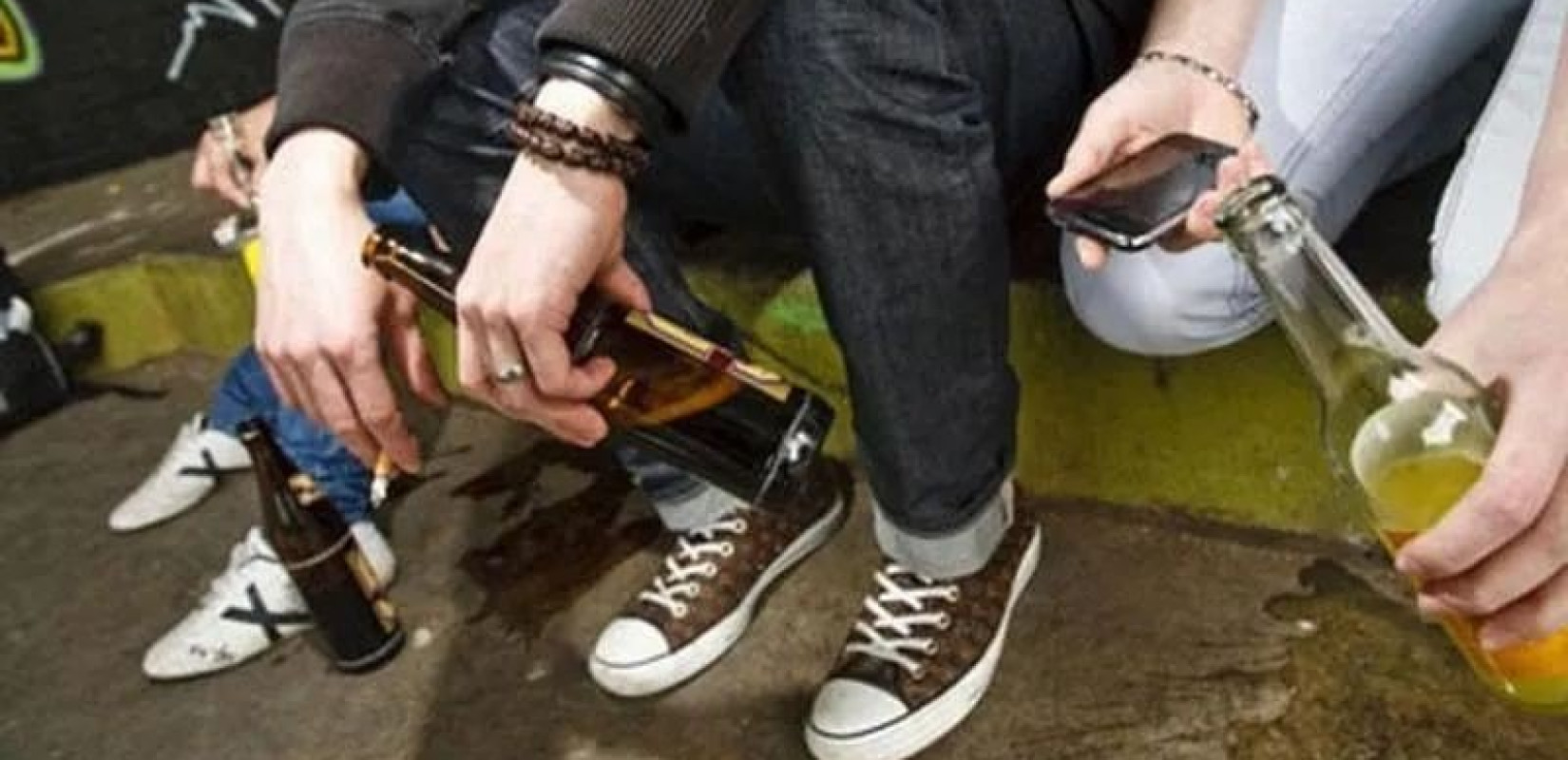 Ικαρία: Σύλληψη ιδιοκτήτριας καταστήματος μετά τη νοσηλεία δύο ανηλίκων από οξεία μέθη