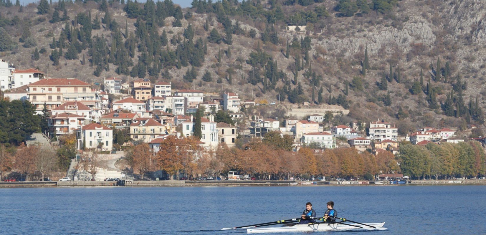 Καστοριά: Βουτιές στα νερά της λίμνης από ντόπιους και τουρίστες Καστοριά: Βουτιές στα νερά της λίμνης από ντόπιους και τουρίστες