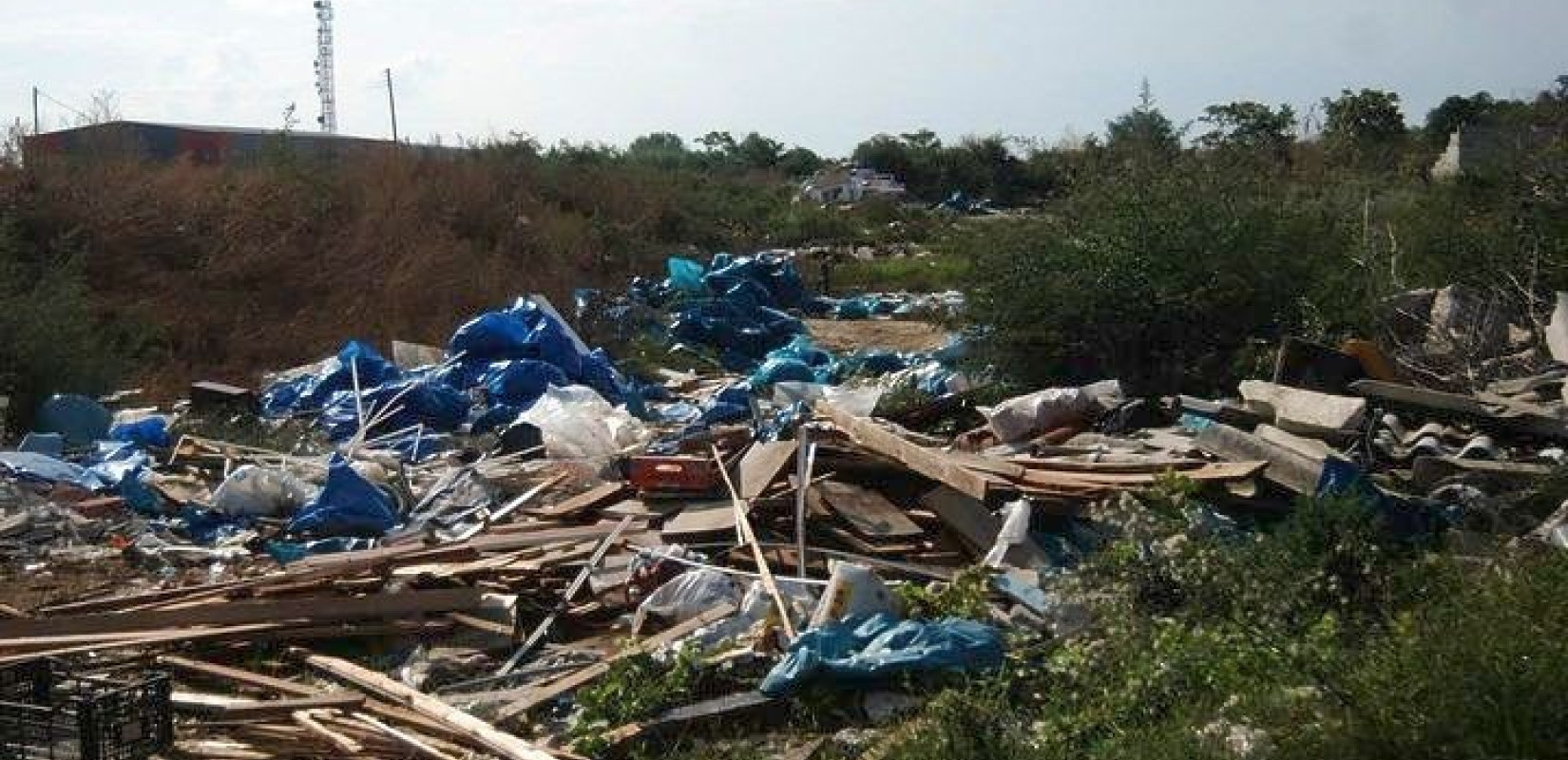 Χαλκιδική: Πετούν ανεξέλεγκτα μπάζα και ογκώδη ακόμα και σε τουριστικά σημεία