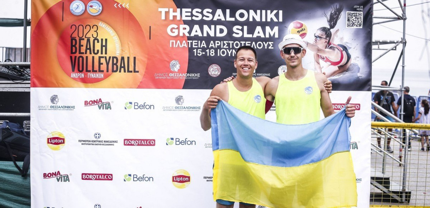 Νικήτας Ζάμπσκι και Ρομάν Βολκόφ: Τα παιδιά του πολέμου παίζουν μπιτς βόλεϊ στην πλατεία Αριστοτέλους (βίντεο, φωτ.)